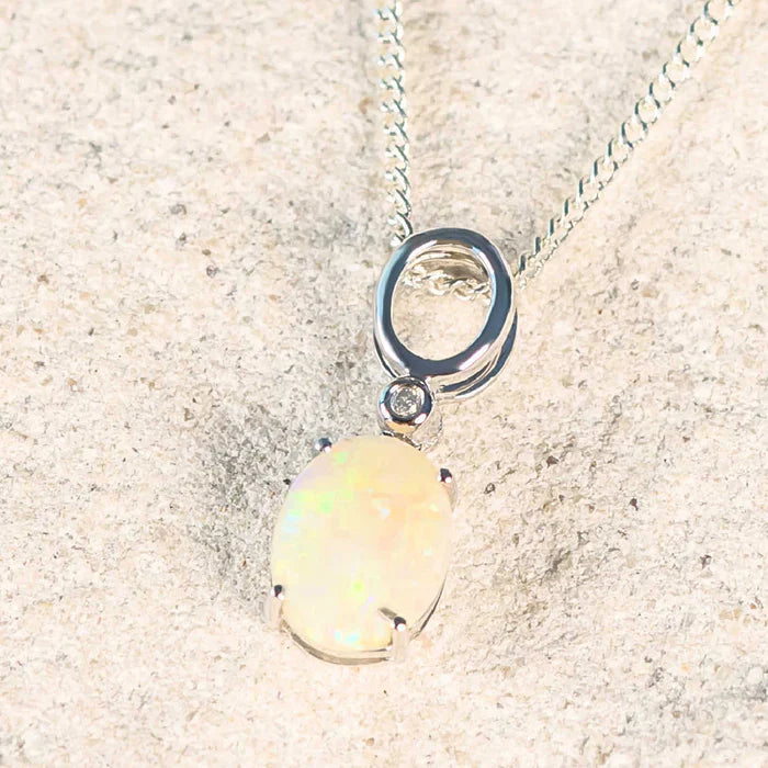 セラフィナ – 14カラットホワイトゴールドホワイトオパールペンダント 1