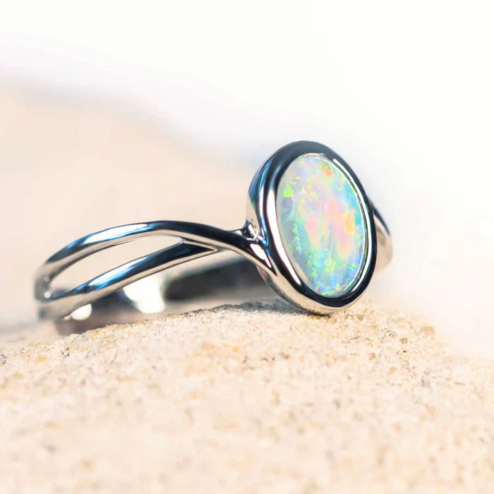 アリエル – 18カラットホワイトゴールド マルチカラークリスタルオパールリング 1