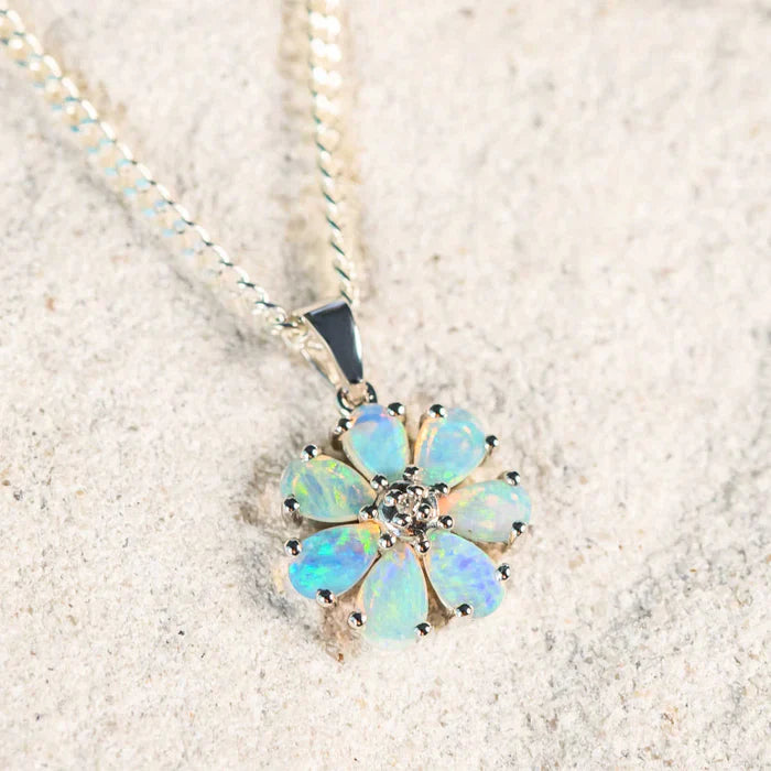 エララ – 9カラットホワイトゴールドクリスタルオパールネックレス 0