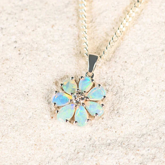 エララ – 9カラットホワイトゴールドクリスタルオパールネックレス 1