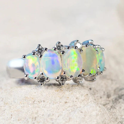 Elowen – 14カラットホワイトゴールドクリスタルオパール＆ダイヤモンドリング 1