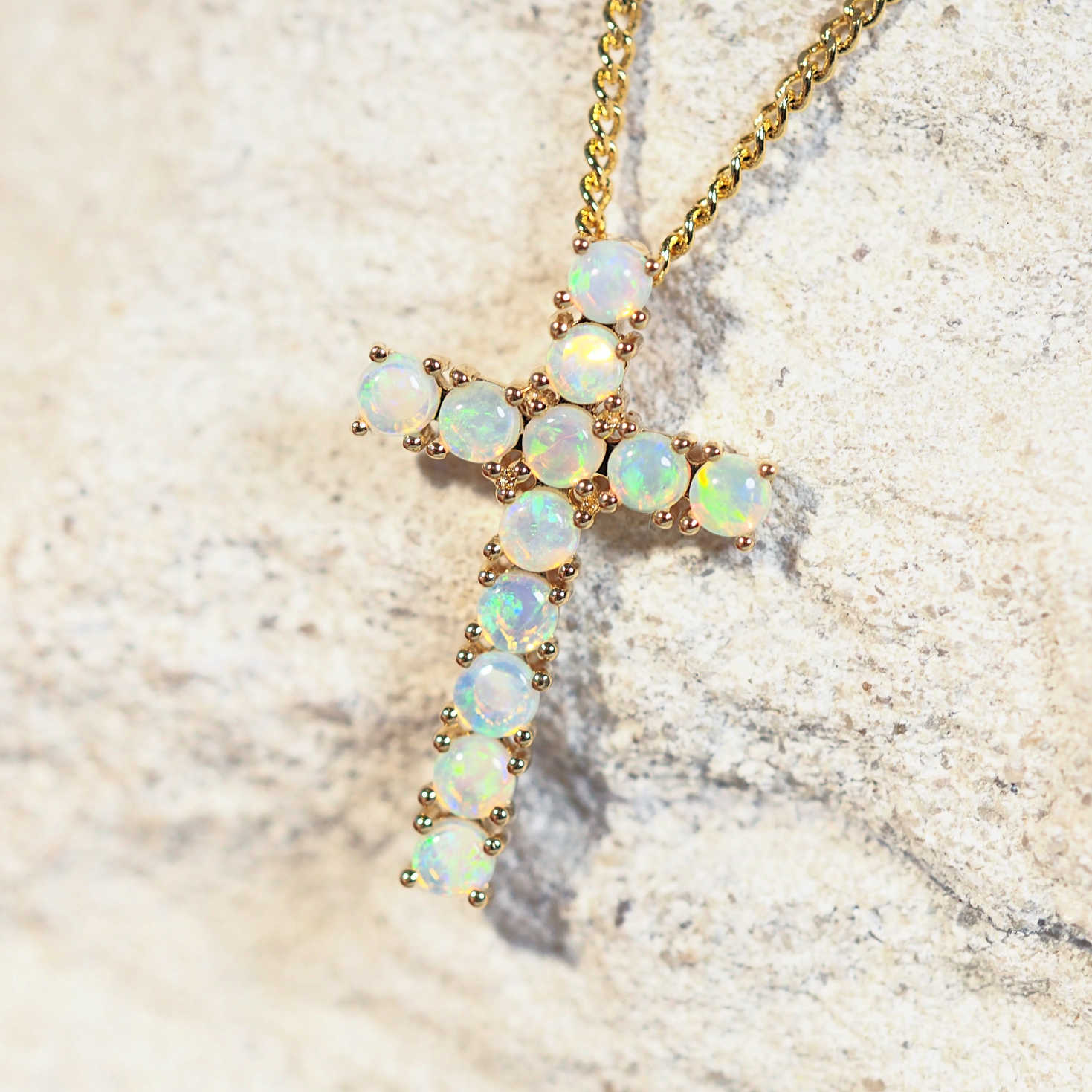 /Liora Cross –-- ゴールデンスタイルのグリーンクリスタルオパールペンダント 0